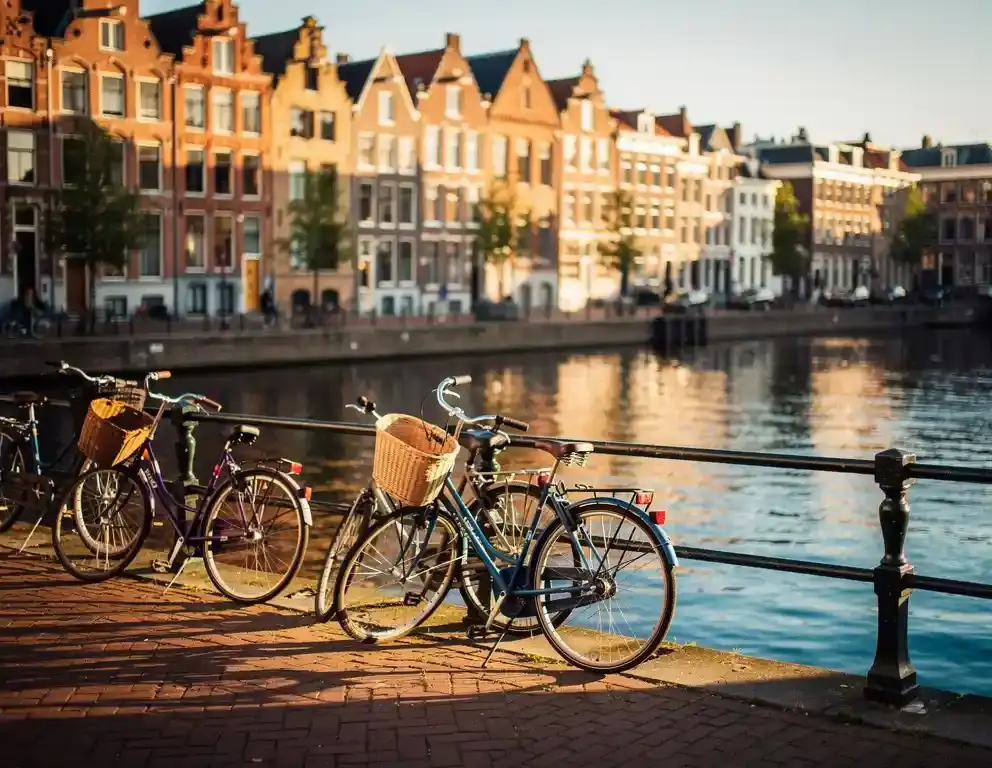 Historische grachtenpanden met trapgevels weerspiegeld in stil water, fietsen langs een bakstenen kade in gouden middaglicht.